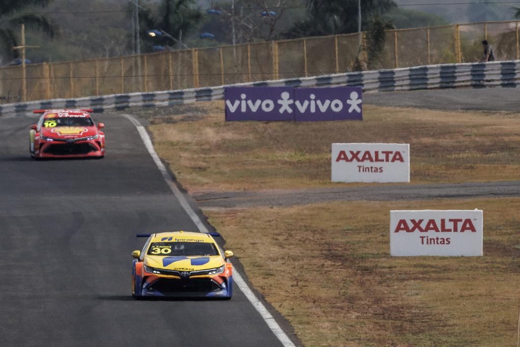 Cesar Ramos (30) ficou com a segunda volta mais rápida do dia em Goiânia (Marcelo Machado de Melo/Stock Car)