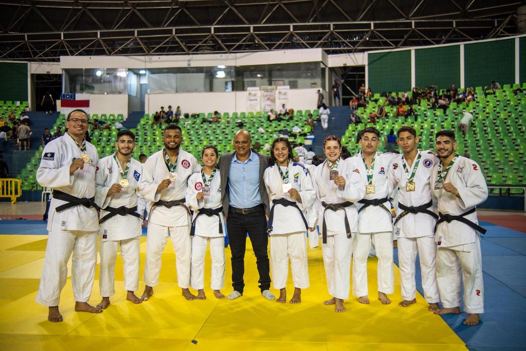 Judocas do Time Maranhão exibem medalhas do Brasileiro Regional I.