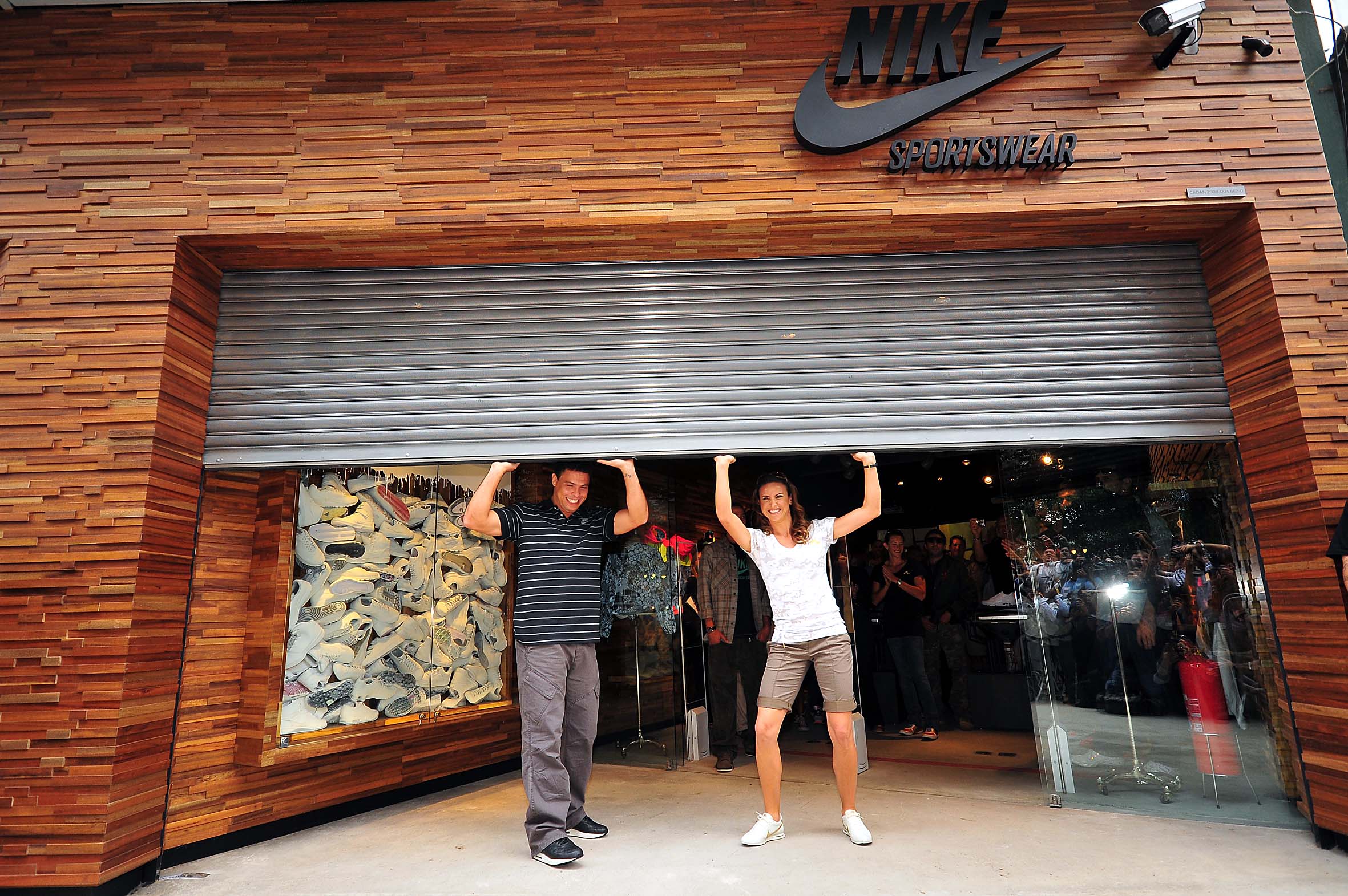Ronaldo e Maurren inauguram a primeira loja Nike Sportswear do Brasil