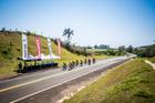 Ciclistas passam por ponto de hidratação (Fabio Piva / Brasil Ride)