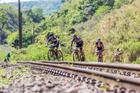 Ciclistas cruzam trilha do trem (Wladimir Togumi / Brasil Ride)