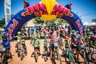 Mario Roma com os participantes da Kids Bike Race (Fabio Piva / Brasil Ride)