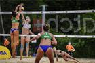 Carol Solberg disputa bola na rede (Divulgação/FIVB)