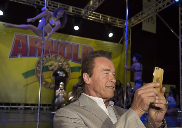 Arnold adora postar fotos nas mídias sociais