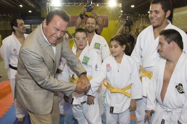 Arnold brinca com crianças do judô