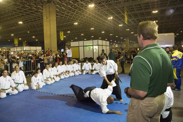 Arnold acompanha demonstração de Aikido