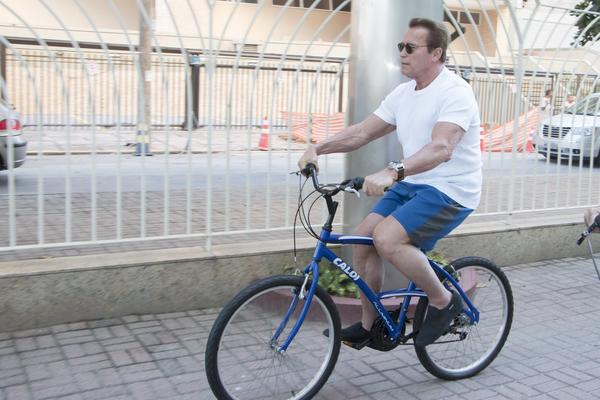 Arnold andou pelo Rio de bike em 2015