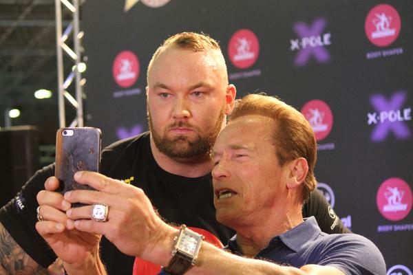Arnold faz selfie com Hafthor