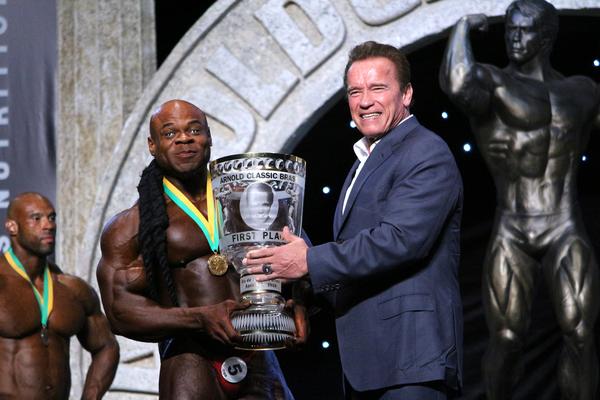Schwarzenegger entrega troféu para Kai Greene