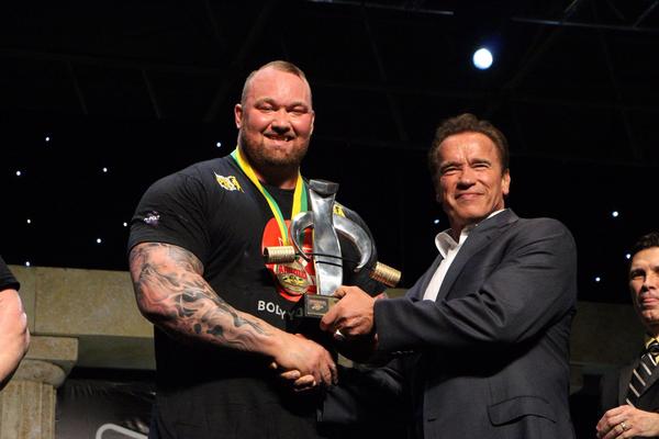 Thor recebeu troféu de Arnold Schwarzenegger