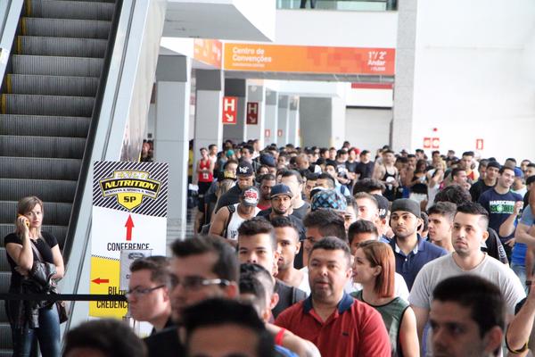 Público forma filas para a Expo 2015
