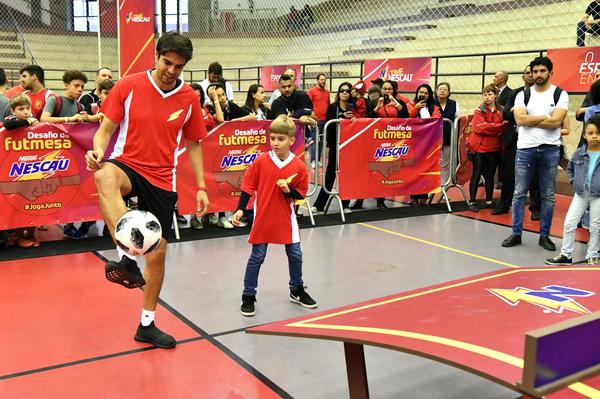 Kaká joga Futmesa com o menino Cauê