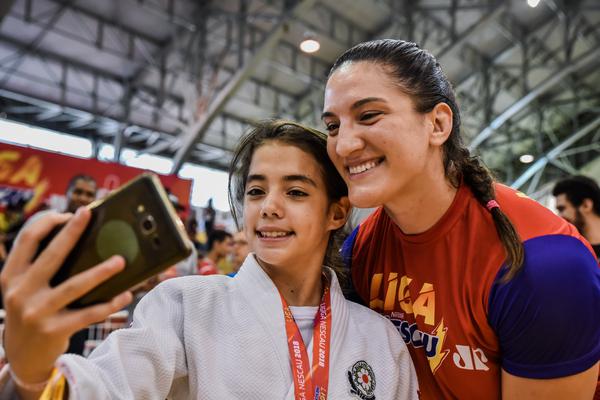 Mayra faz selfie com fã na Liga NESCAU
