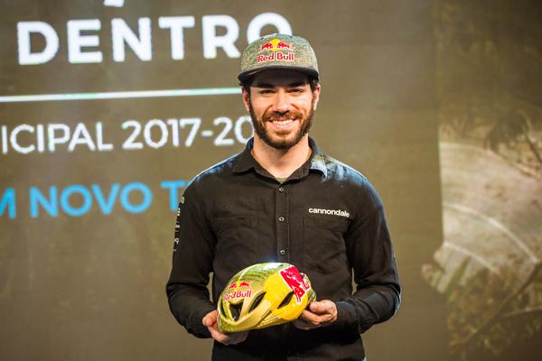 Henrique Avancini com capacete dourado (Fabio Piva / Brasil Ride)
