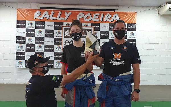 Piloto Edu Piano entregou o troféu para filha de Campeã do Rally Poeira (Nelson Santos Jr/PhotoAction)