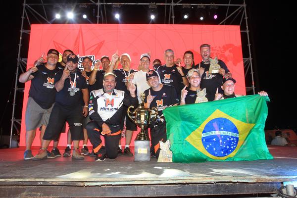 Única equipe brasileira do grid comemora os dois títulos nos UTVs (Emilio Oppezzo)