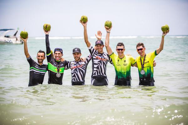 Vencedores comemoram no mar (Fabio Piva / Brasil Ride)