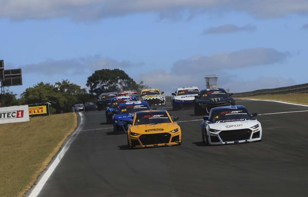 A 10ª temporada da GT Sprint Race começou com muita adrenalina (Foto: Luciano Santos / SiGCom)