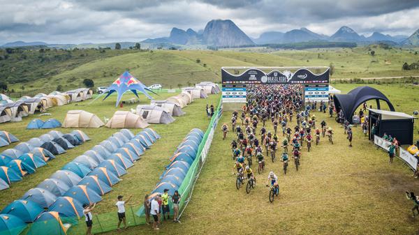 Largada da Brasil Ride no acampamento em Guaratinga (Fabio Piva / Brasil Ride)