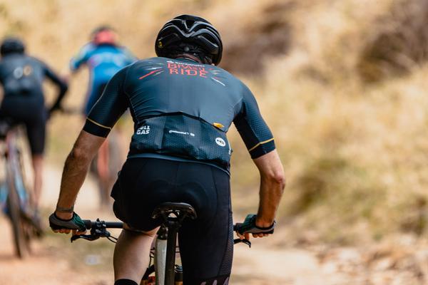Atleta pedala com a jersey exclusiva do Festival Santander Brasil Ride