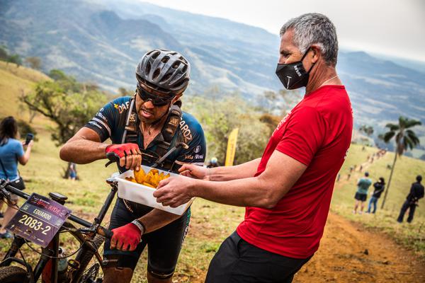Mario Roma entrega coxinha para ciclista