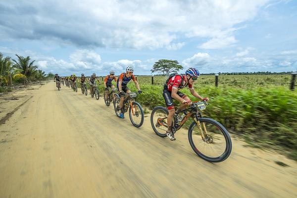 Pelotão com as estrelas do mountain bike mundial (Josue Fernandez / Brasil Ride)