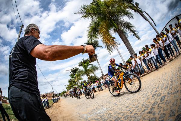 Mario Roma incentiva atletas (Mario Jornday / Brasil Ride)