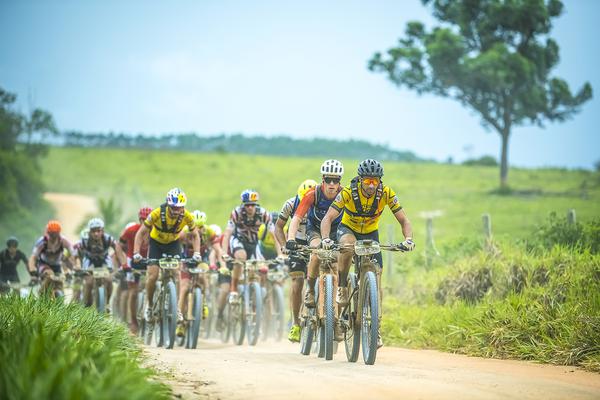 Atletas da elite durante a corrida (Josue Fernandez / Brasil Ride)