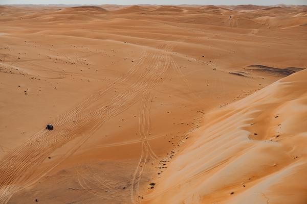 Dupla na imensidão do deserto de Abu Dhabi (@mchphotocz)