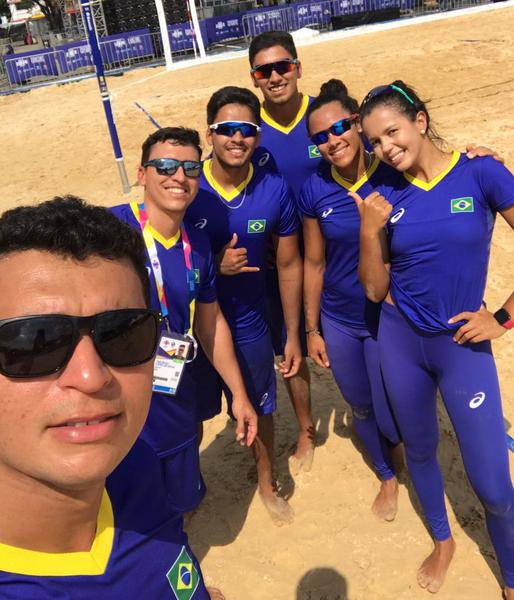 Delegação brasileira no primeiro treino nas areias de Cali (Divulgação/CBV)