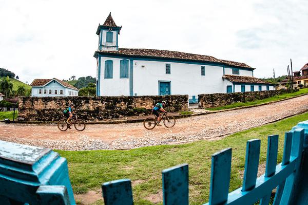 Passagem pelo povoado de Córregos (Mario Jordany / Santander Brasil Ride)