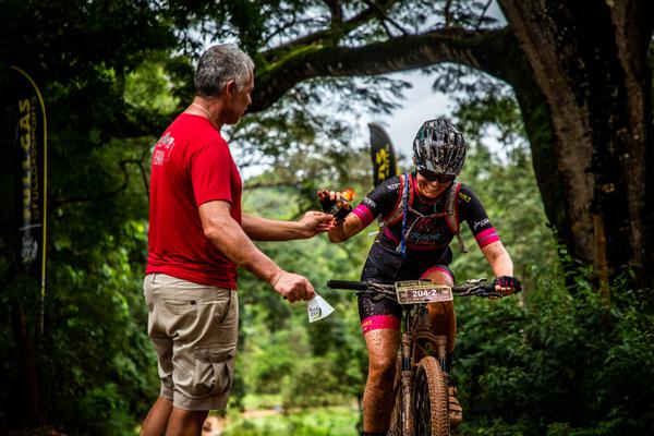 Mario Roma dá gel para ciclista da elite feminina (Mario Jordany / Santander Brasil Ride)