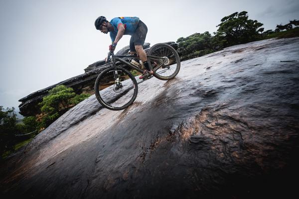 Ciclista passa por rocha molhada (Marcelo Maragni / Santander Brasil Ride)