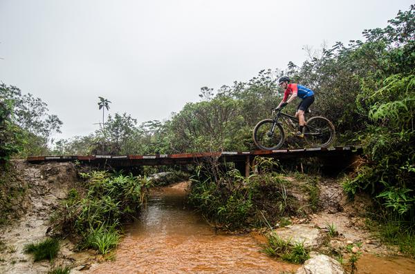 Atleta atravessa ponte sobre rio (Ney Evangelista / Santander Brasil Ride)