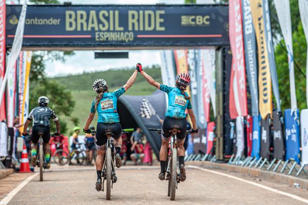Fabiana Brandão e Marcella Toldi cruzam linha de chegada (Ney Evangelista / Santander Brasil Ride)