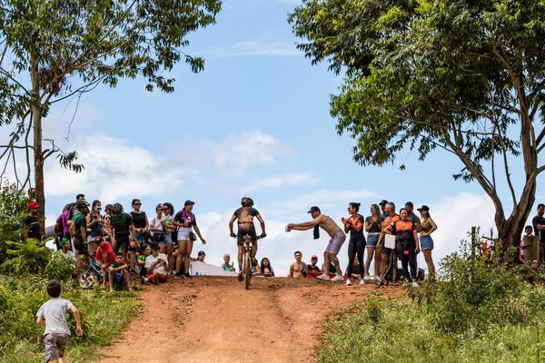 Público incentiva atleta na chegada (Wladimir Togumi / Santander Brasil Ride)