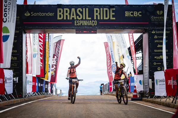 Vencedoras do feminino comemoram título (Marcelo Maragni / Santander Brasil Ride)