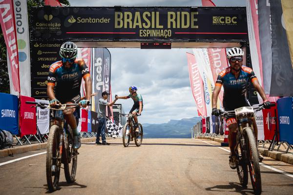 Tiago Ferreira recebe bandeirada final (Marcelo Maragni / Santander Brasil Ride)