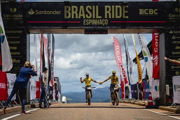 Sherman e Lukas cruzam linha de chegada (Marcelo Maragni / Santander Brasil Ride)
