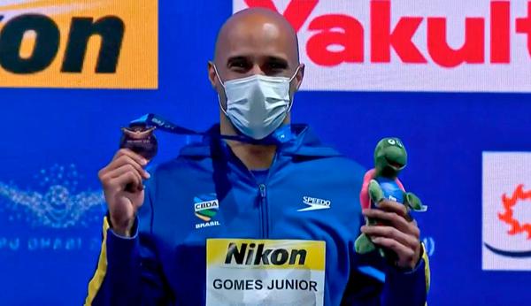 João Gomes Jr. recebe a medalha de bronze