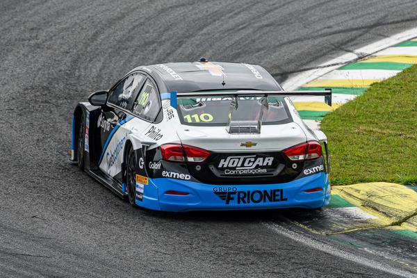 Sérgio Ramalho corre com o #110 da Hot Car Competições junto de Felipe Lapenna (Luís França/P1 Media Relations)