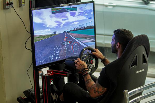 O treino em simulador é utilizado pelos pilotos antes de entrar na pista (Luciano Santos / SiGCom)