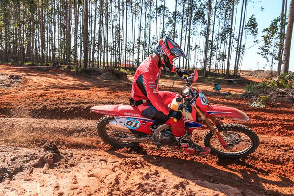 Bissinho Zavatti ficou com a segunda posição no pódio entre as motocicletas (Virginio Cruz / PhotoAction)