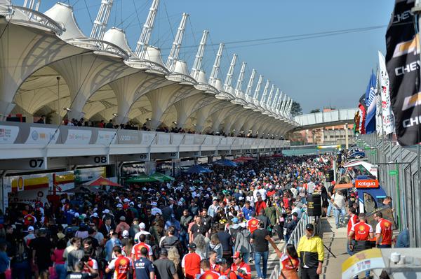 Público lotou Interlagos neste domingo de festa e muita velocidade (Duda Bairros/Stock Car)