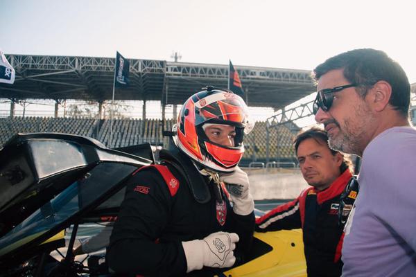 Lucas Fontana realiza o sonho de andar em um verdadeiro carro de competição (Foto: Rafael Catelan / SiGCom)