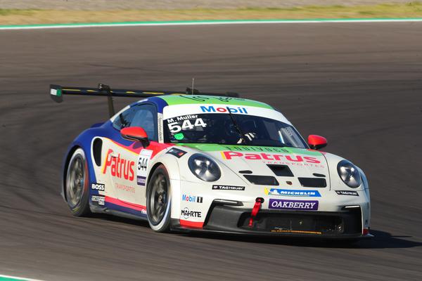 E o líder do campeonato, Marçal Müller, o terceiro (Luca Bassani/Porsche Cup Brasil)
