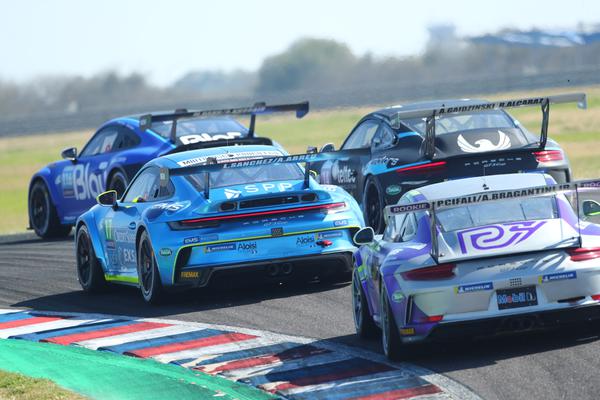 Prova teve 300 quilômetros recheados de disputas (Luca Bassani/Porsche Cup Brasil)