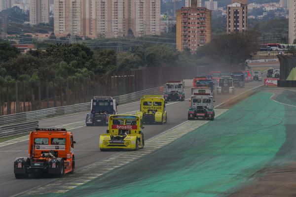 As corridas tiveram no grid 28 caminhões (Foto: Rodrigo Ruiz / SiGCom)