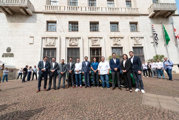 O prefeito de São Paulo junto dos executivos da Fórmula E e dos pilotos do país (Luís França/Netza)