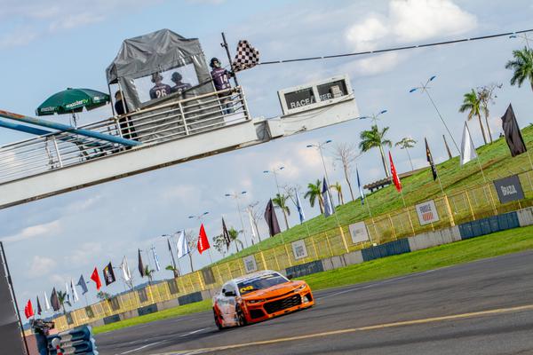 Bandeirada do vencedor no Autódromo de Goiânia - Corrida 1 (Luciano Santos / SiGCom)